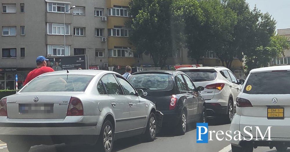 FOTO. Accident în lanț, cu trei mașini, la intrarea în sensul giratoriu de pe bulevardul Lucian Blaga - Micro 17