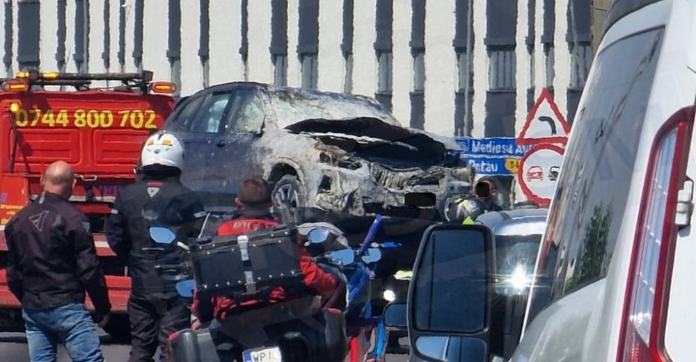 FOTO. Mașină ajunsă în șanț pe DN 19F, între Medieș și Apa. Trafic blocat parțial