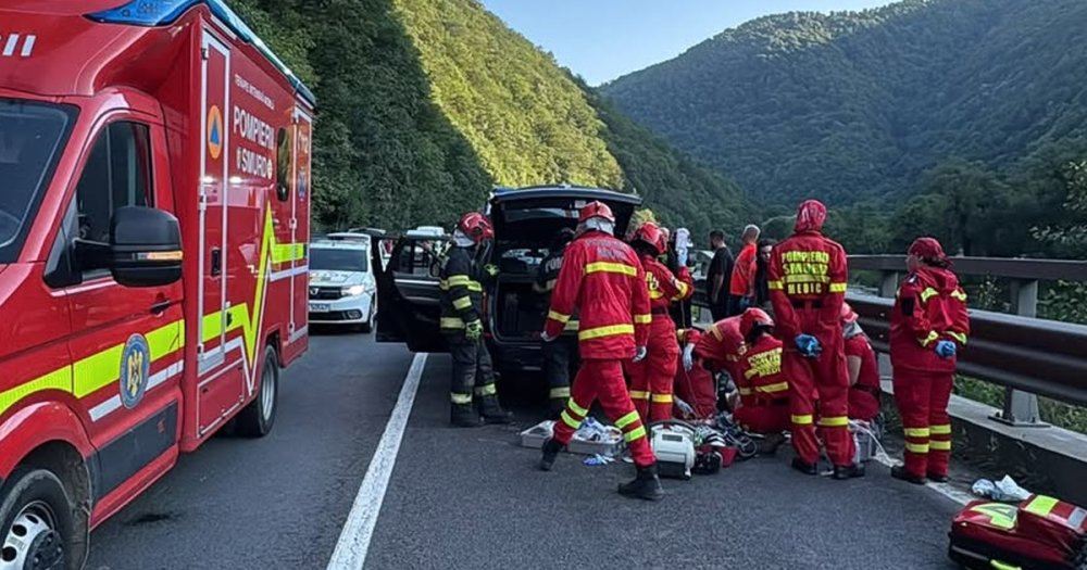 FOTO. Tragedie pe o șosea din țară. Un bărbat a murit după ce o bucată de stâncă a căzut peste mașina aflată în mers