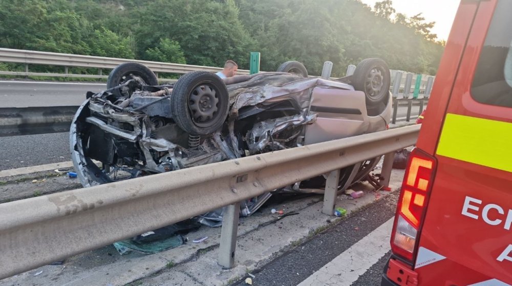 FOTO. Accident cumplit în țară. O fetiță de 5 ani a murit. O femeie și un copil de un an, la spital