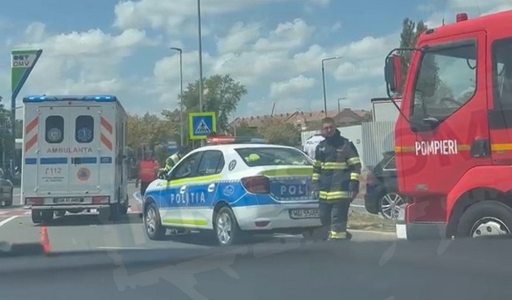 FOTO/VIDEO. Accident în sensul giratoriu de la Podul Transilvania, în municipiul Satu Mare. Poliția a stabilit cauza producerii evenimentului