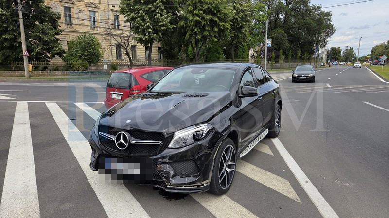 FOTO. Accident în fața Finanțelor din Satu Mare.  Șofer din Ialomița: „Am crezut că este sens giratoriu”