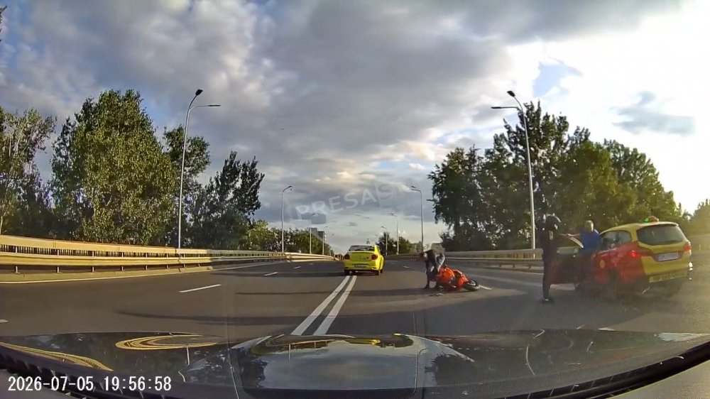 FOTO/VIDEO. Accident între un taximetru și o motocicletă pe Podul Decebal din municipiul Satu Mare