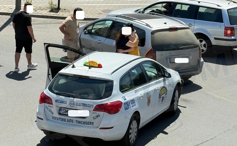 FOTO/VIDEO. Accident în sensul giratoriu. Un taximetru a lovit lateral un Peugeot cu numere străine. Eternele parlamentări în mijlocul intersecției
