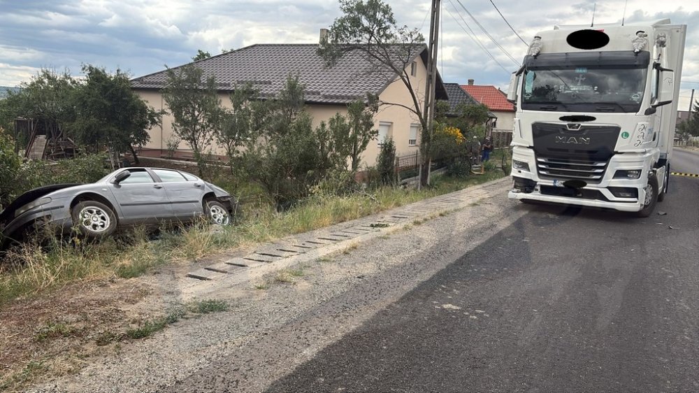 FOTO. Mașină lovită de Tir, proiectată în șanț, în județul Satu Mare. Trei persoane în mașină, una la Urgență