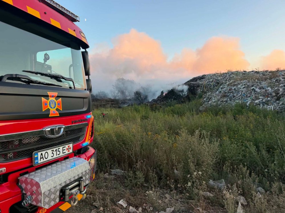 FOTO. Incendiul de la depozitul de deșeuri din Beregovo continuă. Pompierii luptă în continuare cu focarele ascunse