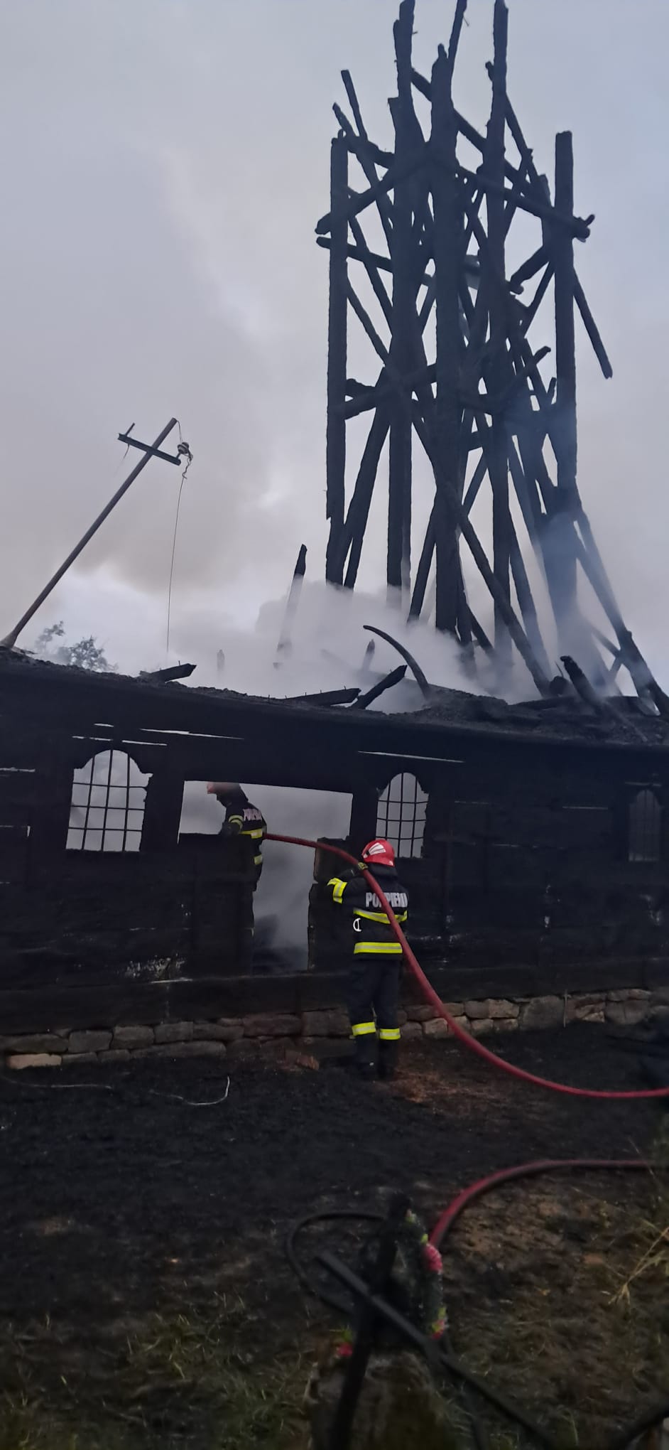 incendiu biserica lemn (10).jpeg