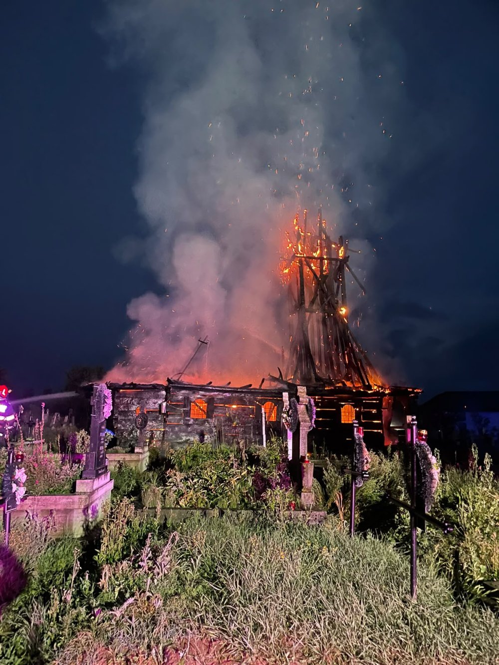 incendiu biserica lemn (2).jpeg