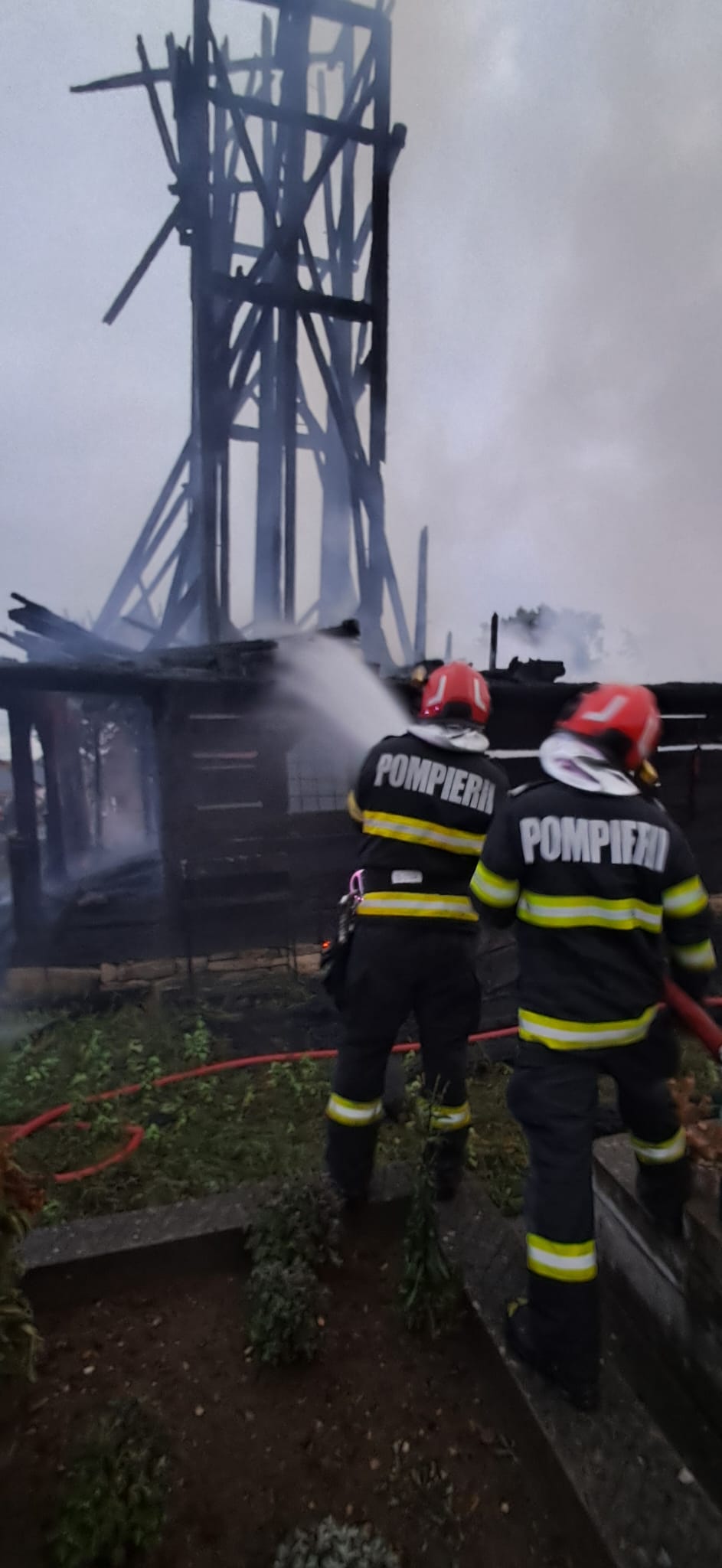 incendiu biserica lemn (4).jpeg