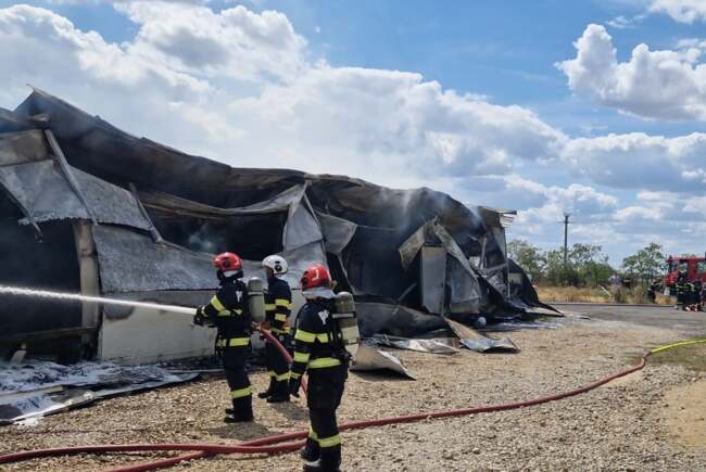 FOTO. Incendiu violent la o mare fabrică de mobilă. Peste 30 de pompieri luptă cu flăcările, județul vecin