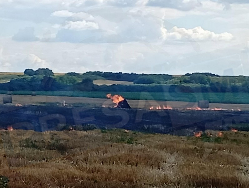 incendiu presa baloti  camp (6).jpg