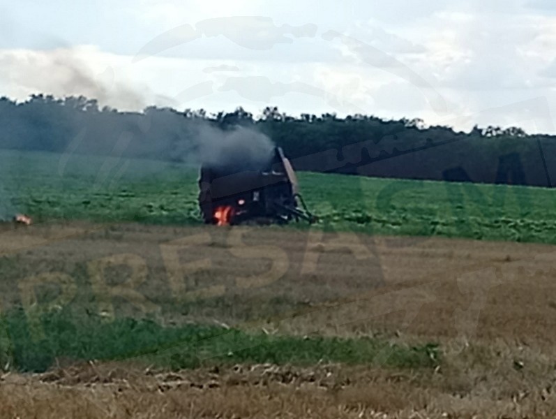 incendiu presa baloti  camp (9).jpg