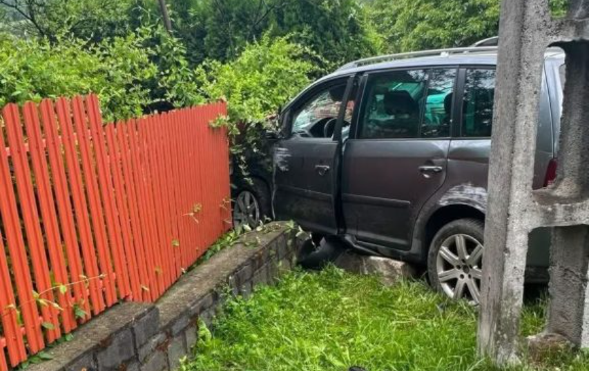 A crezut că s-a trezit din beție. A urcat la volan și a distrus gardul unei case, în județul Satu Mare
