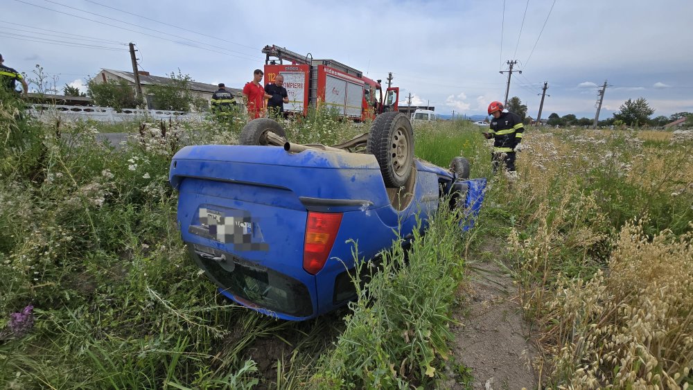 FOTO/VIDEO. Ce spun polițiștii, cum s-a petrecut accidentul din Satu Mare. Șoferul a ajuns cu mașina răsturnată în șanț