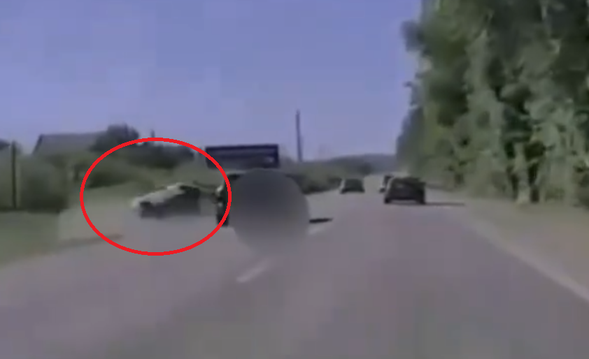 VIDEO | Momentul dramatic în care un șofer se răstoarnă cu mașina după o depășire riscantă. Accidentul a fost surprins de camera de bord