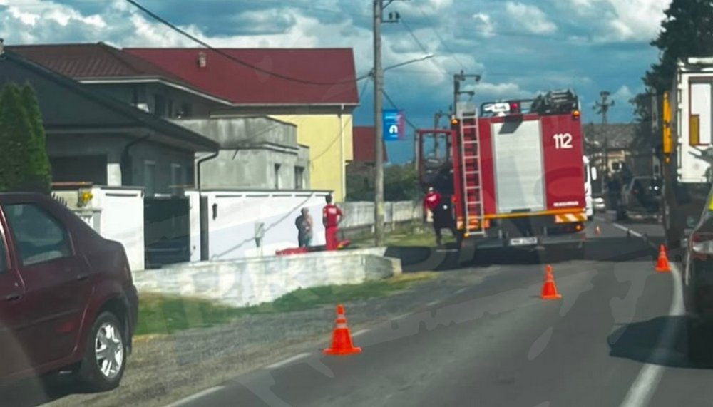 FOTO. O persoană a rămas blocată într-o fântână, în Odoreu. Pompierii încearcă să-l scoată