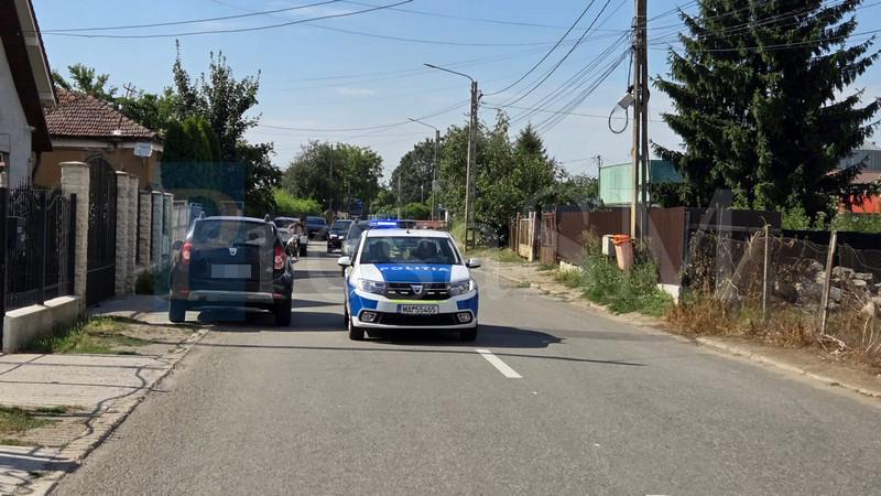 FOTO. Șofer beat, încătușat ASTĂZI după o urmărire ca în filme pe străzile din Satu Mare. Polițiștii au scos armele după ce bărbatul ar fi scos un cuțit