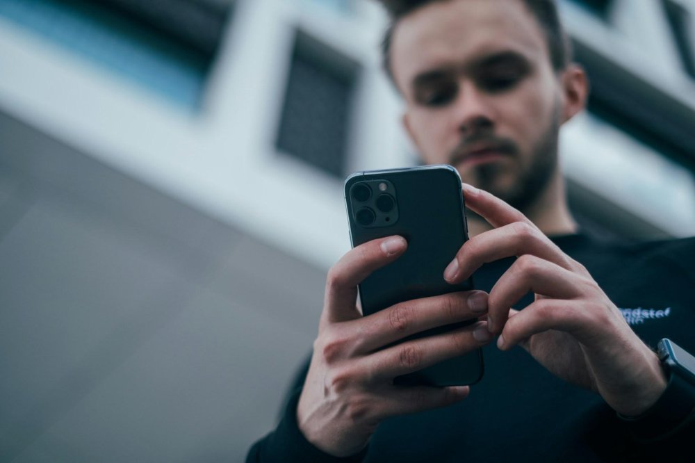 Telefon premium, preț mai mic: avantajele reale ale modelelor recondiționate