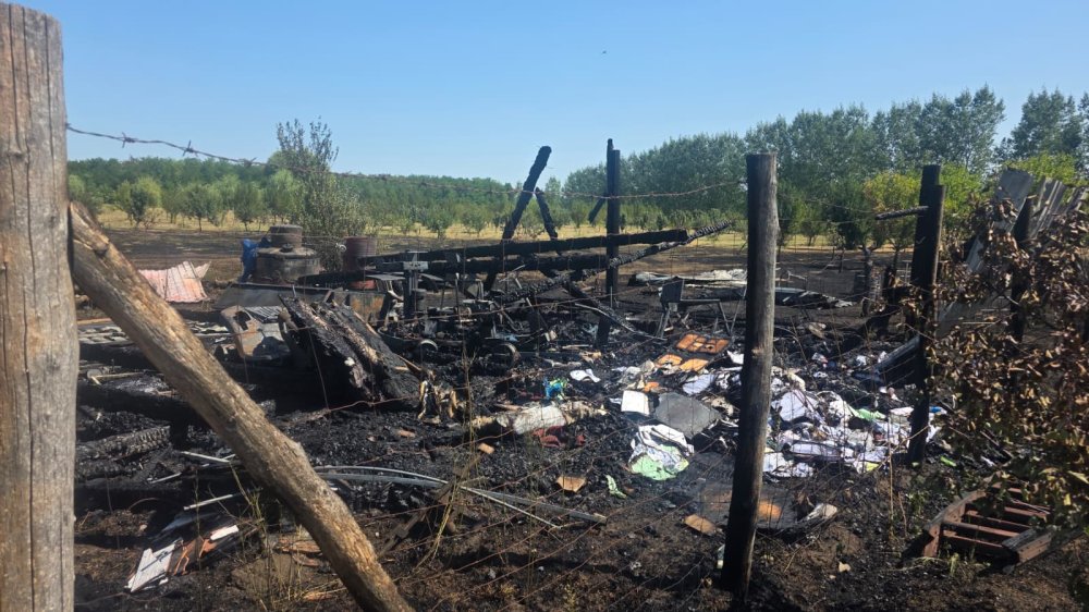 FOTO. Daună totală, în județul Satu Mare. A ars o hală plină cu utilaje și tractoare