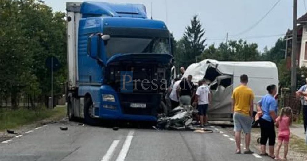 FOTO. Accident foarte grav în județul Satu Mare. Coliziune între un TIR și o autoutilitară