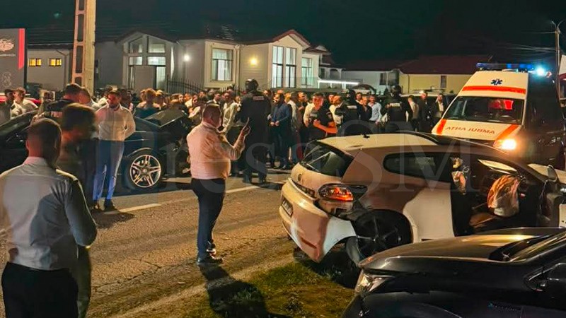 FOTO/VIDEO. Cinci mașini distruse, au intervenit mascații. Sătmărean reținut după un accident în lanț