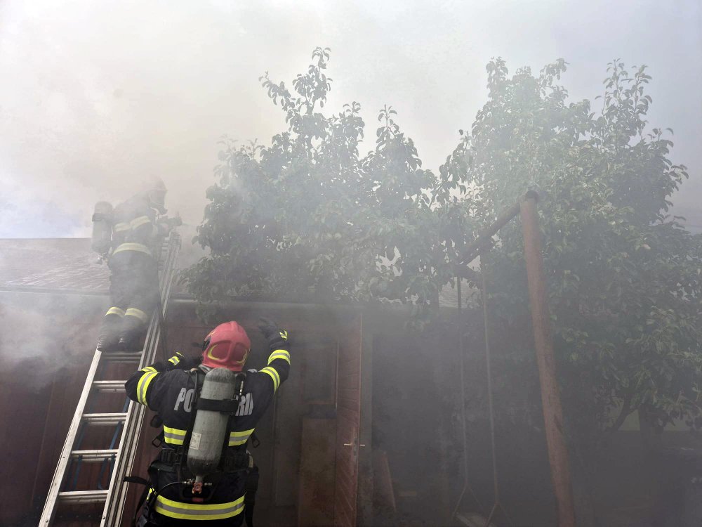 incendiu anexă pompieri 2.jpg
