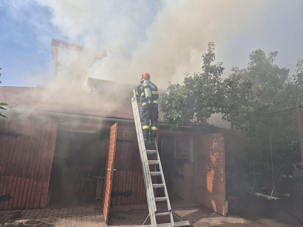 incendiu anexă pompieri 1.jpg
