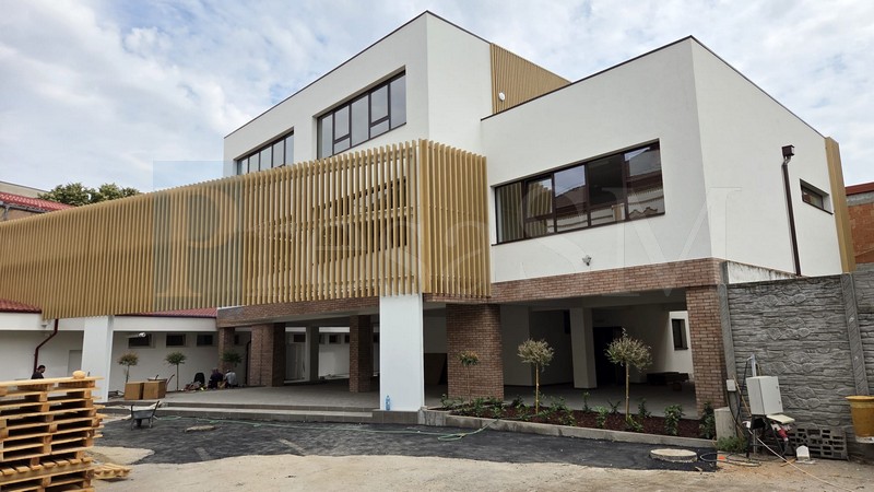 FOTO. Clădire nouă, săli de clasă moderne și mobilier nou. Investiție de milioane la Satu Mare. Când are loc inaugurarea