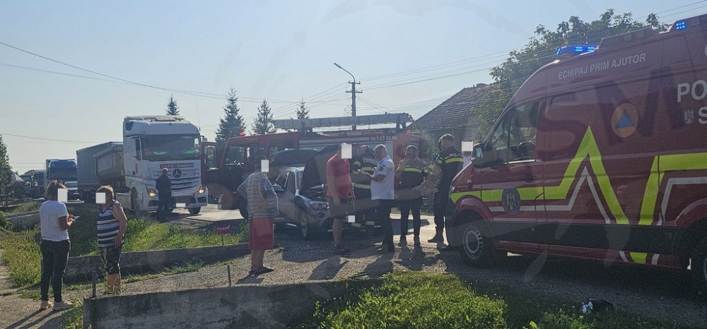 FOTO. Accident grav între un TIR și un autoturism în Ciuperceni. Trei persoane implicate