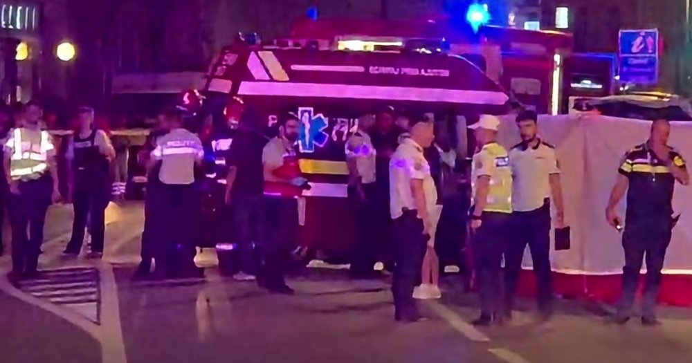 VIDEO. Accident cumplit în țară. Un autoturism a urcat pe un sens giratoriu şi a ajuns pe trotuar, unde a lovit trei pietoni. Doi bărbați au murit