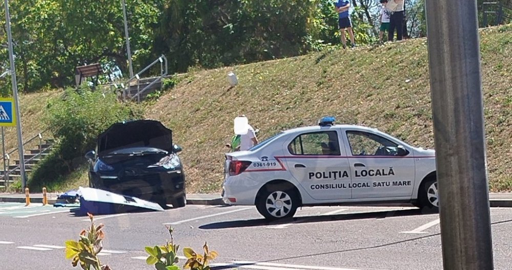 FOTO. A evitat doi pietoni, la limită, și a lovit o stație de încărcare, în centrul municipiului Satu Mare