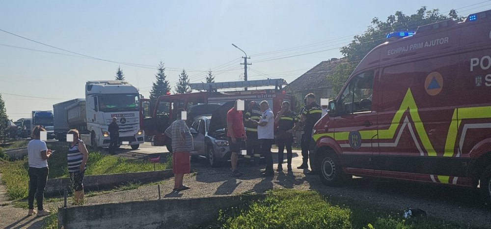 FOTO. Accident grav între un TIR și un autoturism în Ciuperceni. Trei persoane implicate