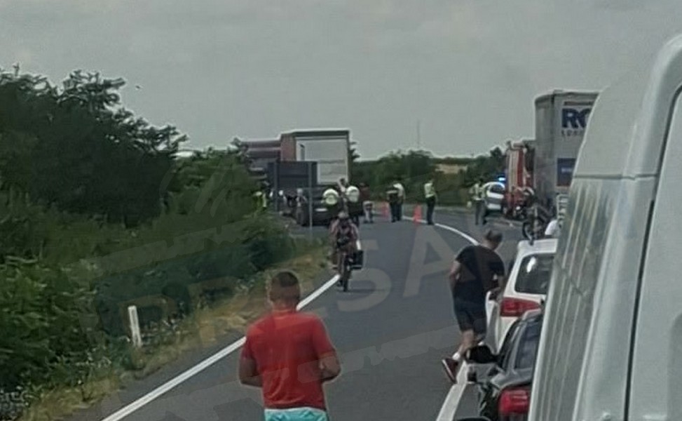 FOTO/VIDEO. Accident frontal, pe DN1C, în Satu Mare. Șoferul ar fi evitat o semiremorcă și a intrat pe contrasens