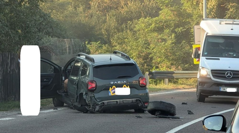 FOTO. Duster rămas fără puntea spate după un impact violent. Accident cu implicarea unei mașini din Satu Mare