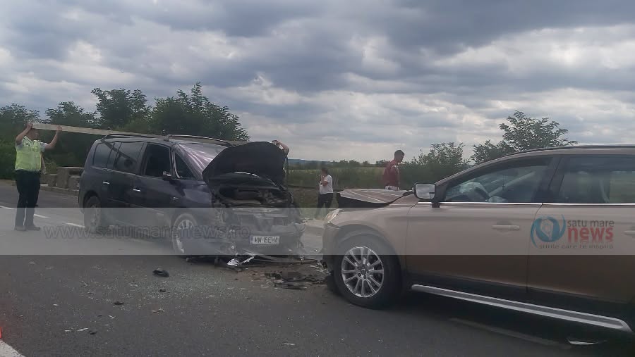FOTO/VIDEO. Accident frontal, pe DN1C, în Satu Mare. Șoferul ar fi evitat o semiremorcă și a intrat pe contrasens