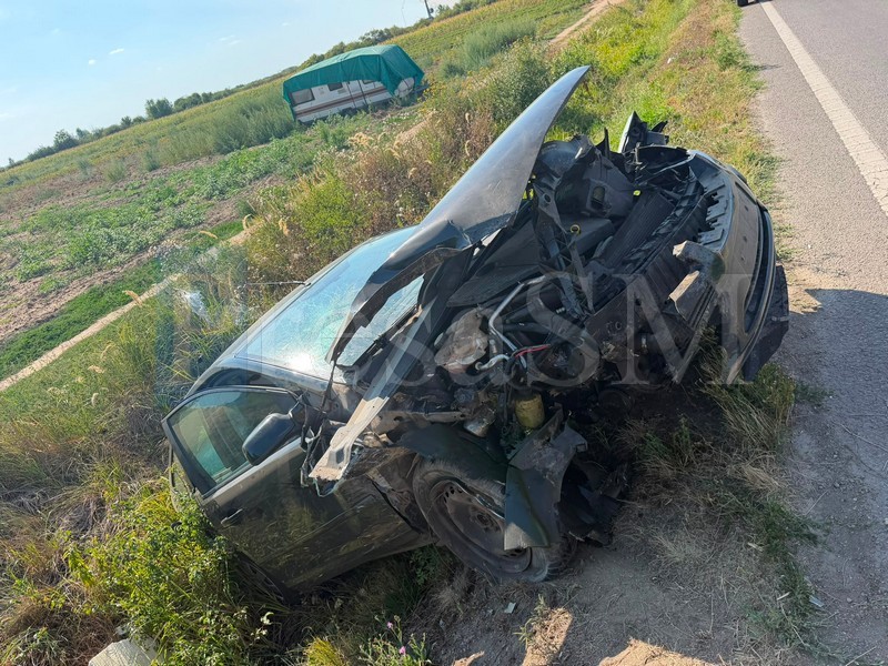 FOTO. Accident în județul Satu Mare. Două victime, dintre care una încarcerată. Intervin pompierii