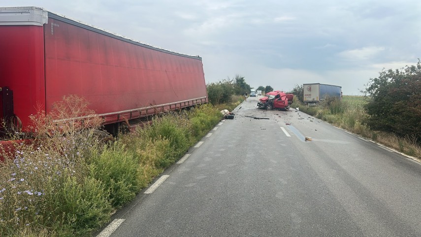 VIDEO. Accident cumplit în țară. Șofer decedat după ce mașina i-a fost lovită de două TIR-uri