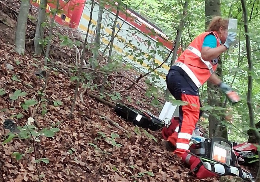 FOTO. Tragedie și în județul vecin. Tot un motociclist și-a pierdut viața, după ce a căzut într-o râpă