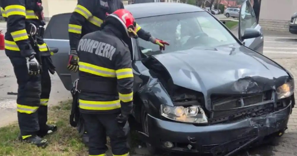 Noapte cu ghinion pentru un tânăr șofer din Satu Mare. A făcut accident după ce a băut
