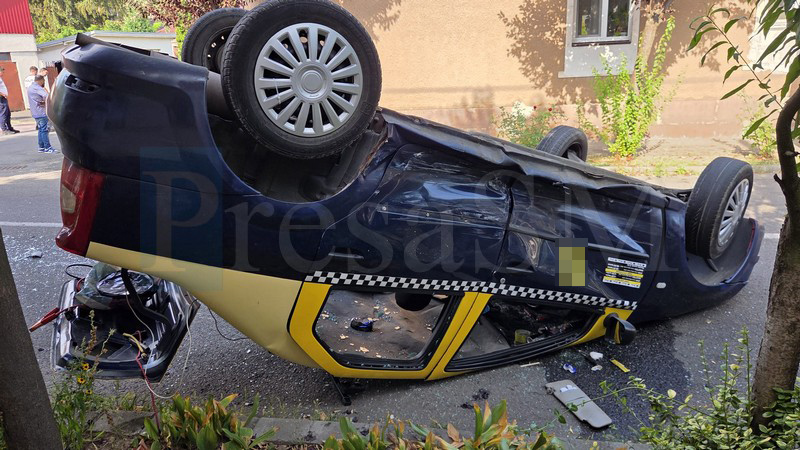 FOTO. Accident spectaculos în municipiul Satu Mare. Mașină de taxi răsturnată pe carosabil