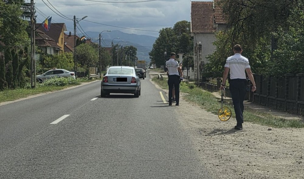 FOTO. Caz neobișnuit în Țara Oașului! Șoferul și biciclistul au plecat după accident. Victima a ajuns la spital