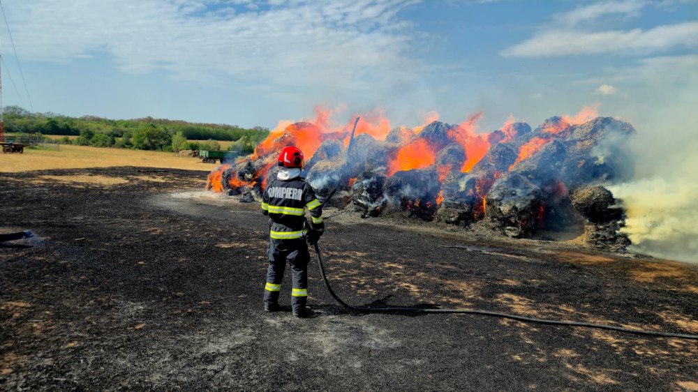 FOTO/VIDEO. Incendiu puternic la Sâi. Au ars 120 de baloți de paie. Pompierii avertizează sătmărenii