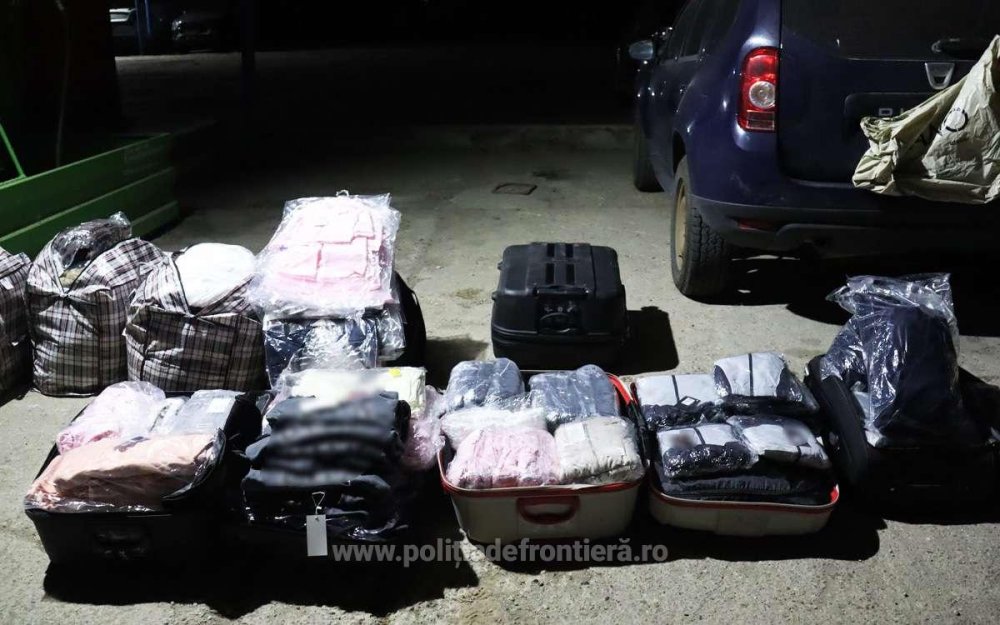 FOTO. Mașină oprită în toiul nopții la Livada. Ce au găsit polițiștii în portbagaj