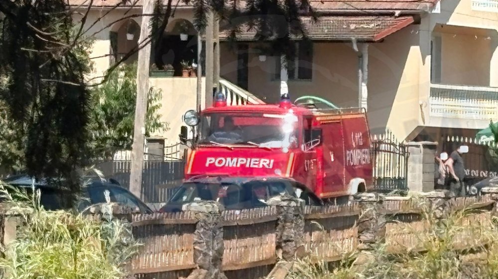 FOTO. Incendiu la o casă din județul Satu Mare. Mobilizare a pompierilor