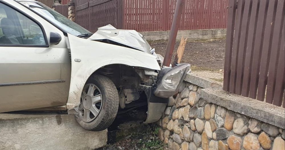 Cursă terminată direct într-un gard, în județul Satu Mare. Șoferul avea o alcoolemie de 2,66 la mie