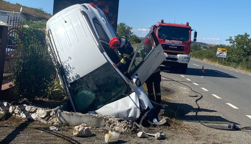 FOTO/VIDEO. Accident pe DN1F, provocat de o șoferiță care nu ar fi adaptat viteza. Mașina s-a răsturnat în șanț, pe drumul dintre Satu Mare și Zalău 