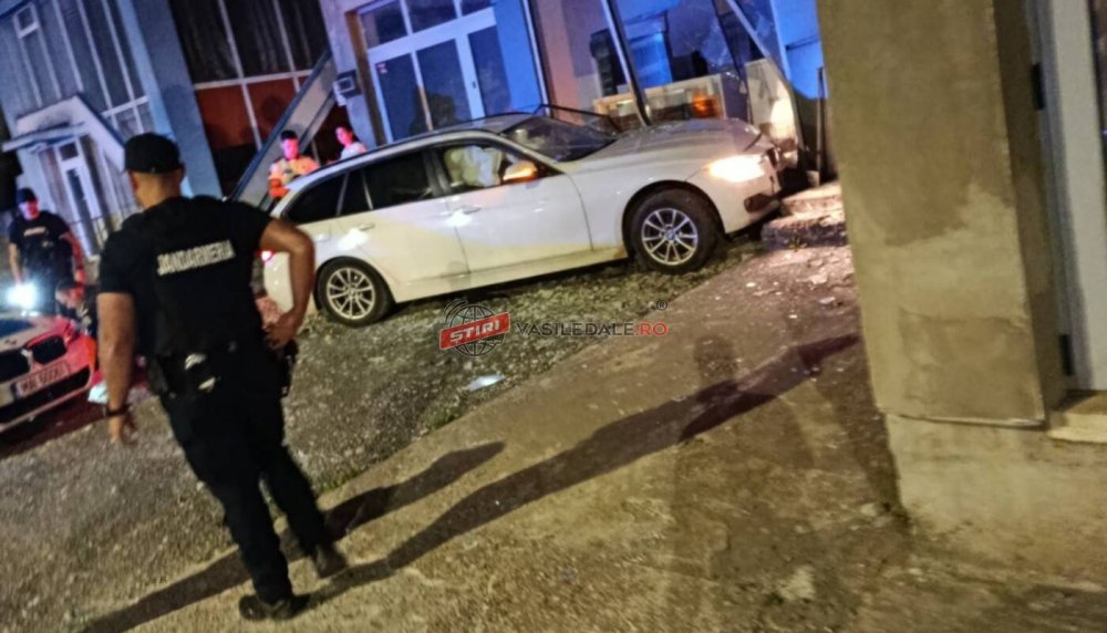 FOTO. Urmărire ca-n filme. Șofer băut, cu Poliția pe urme, s-a oprit cu mașina în bloc