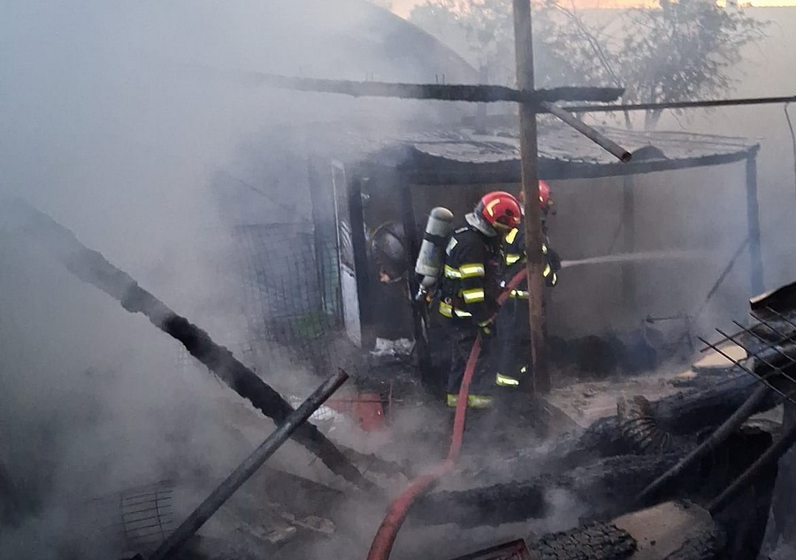 Mobilizare a pompierilor sătmăreni. Animale în pericol, flăcările au cuprins o anexă