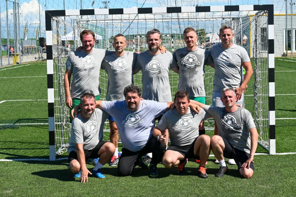 FOTO. Jurnaliștii sătmăreni au câștigat Cupa Memorială „Romász János”. Fotbal, prietenie și amintiri pentru unul dintre cei mai apreciați cronicari sportivi ai Sătmarului