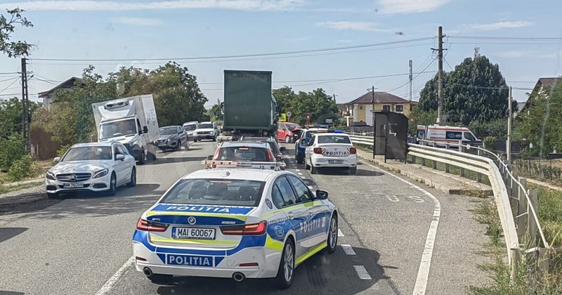 FOTO. Accident pe DN19, în localitatea Decebal. Șoferul a ajuns cu mașina pe contrasens și s-a lovit de parapet